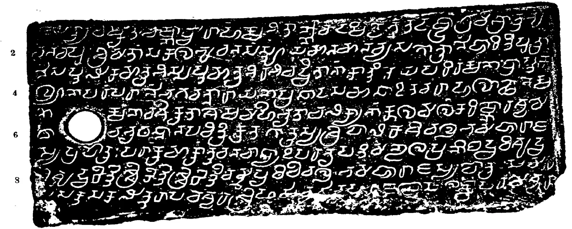Ink impression of a long inscribed copper plate (i), white Telugu-Kannada letters on black, with a round ring hole at the left and line numbers along the edge.