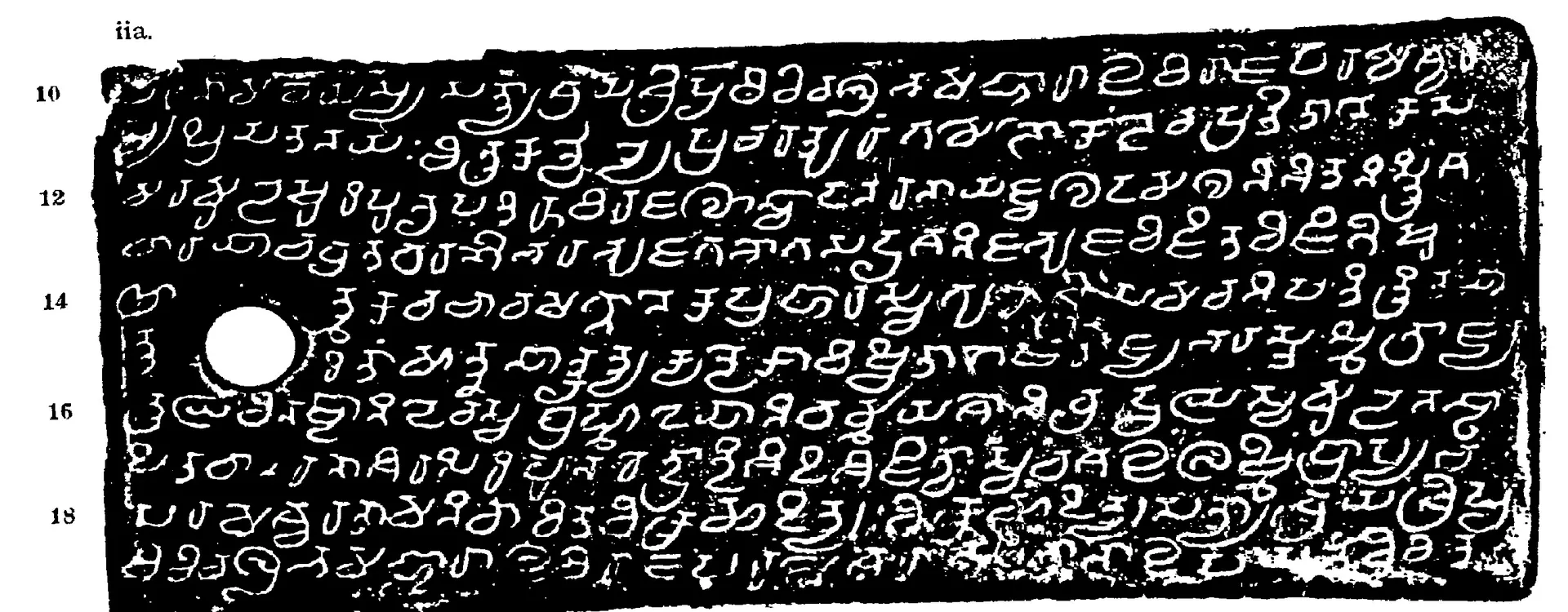 Ink impression of a long inscribed copper plate (ii a), white Telugu-Kannada letters on black, with a round ring hole at the left and line numbers along the edge.