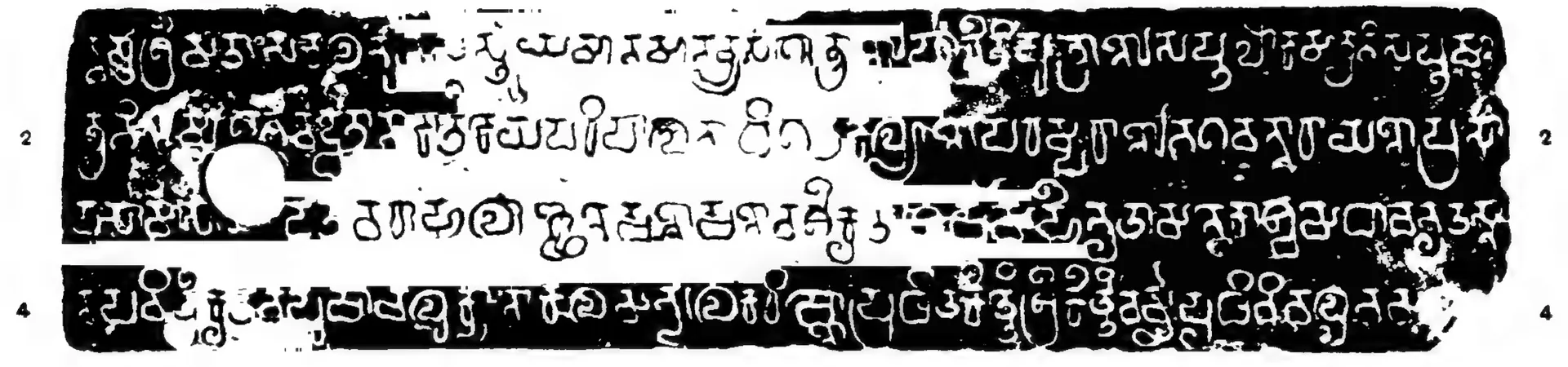 Ink impression of an inscribed copper plate (i), four lines of white early Telugu-Kannada letters on black, with a round ring hole at the left and line numbers in both margins.
