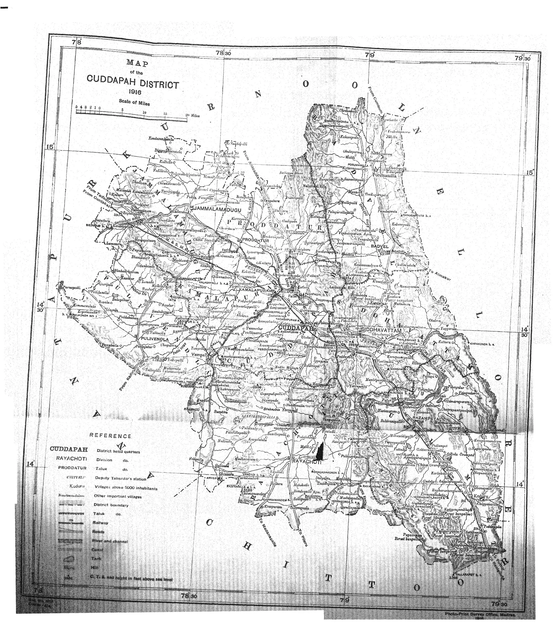 Folding map of the Cuddapah district with Kurnool, Nellore and Chittoor around it, taluk boundaries, the Penner river, roads and railway, and a reference key; the scan has a few creases.