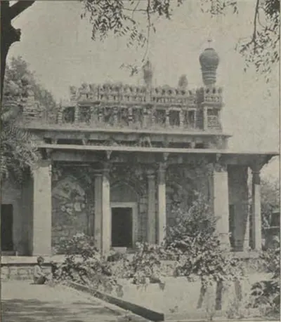 The tomb of Khaja Mushk, a building with a pillared front and a minaret.