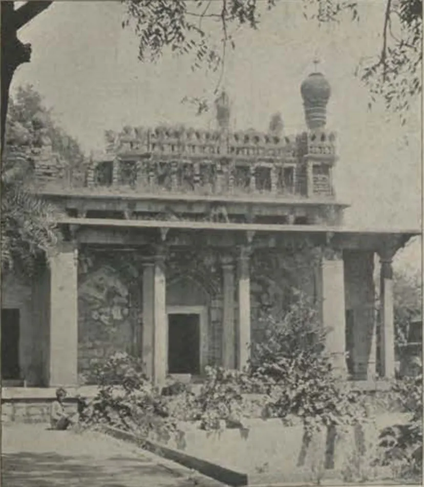 The tomb of Khaja Mushk, a building with a pillared front and a minaret.