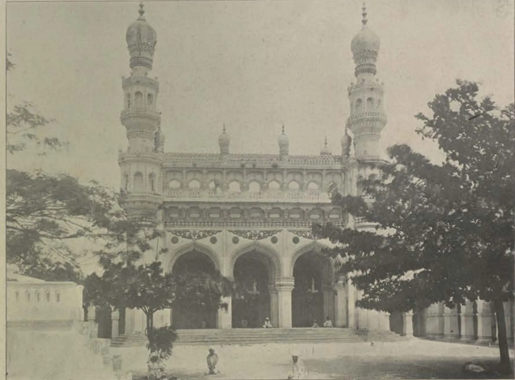 The Afzal Gunj mosque, an arched facade with two minarets.