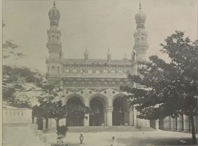 The Afzal Gunj mosque, an arched facade with two minarets.
