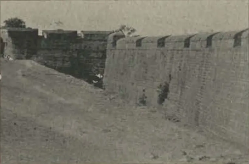 A stretch of the crenellated wall of the Juctial fort.