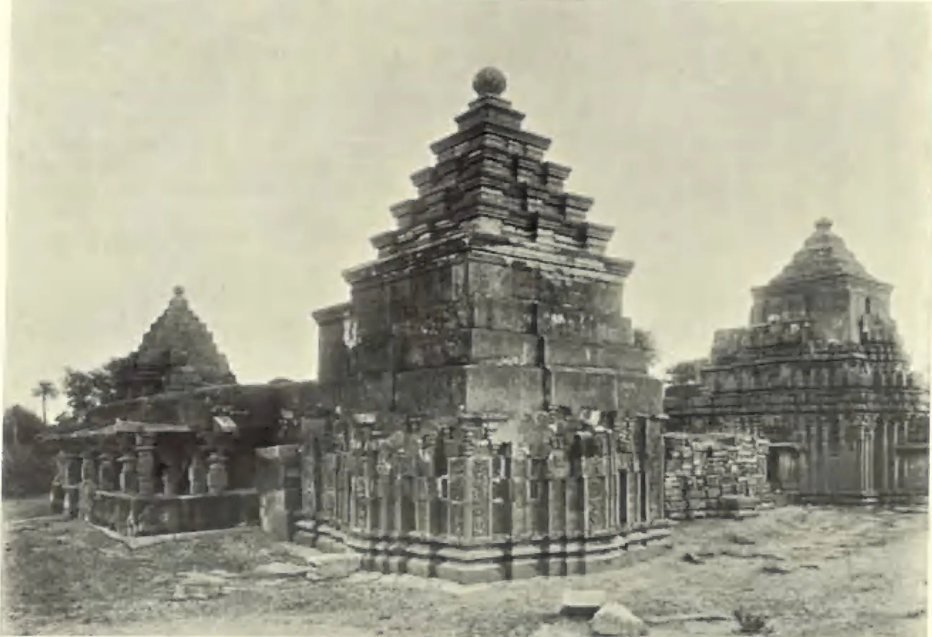 The Pachchala Someswara (Panchesvara) temple at Panagal, with a stepped pyramidal tower and smaller shrines.