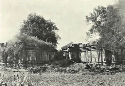 The Gautamesvara temple at Manthani on the Godavari bank, ruined shrines among trees.