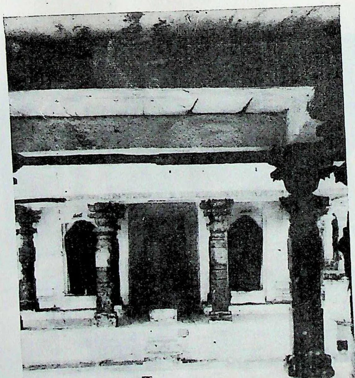 The entrance to the ground floor of the two-storeyed Bhimesvara temple at Chalukya Bhimavaram (Samalkot): a colonnade of short pillars under a heavy beam, a column at the right.