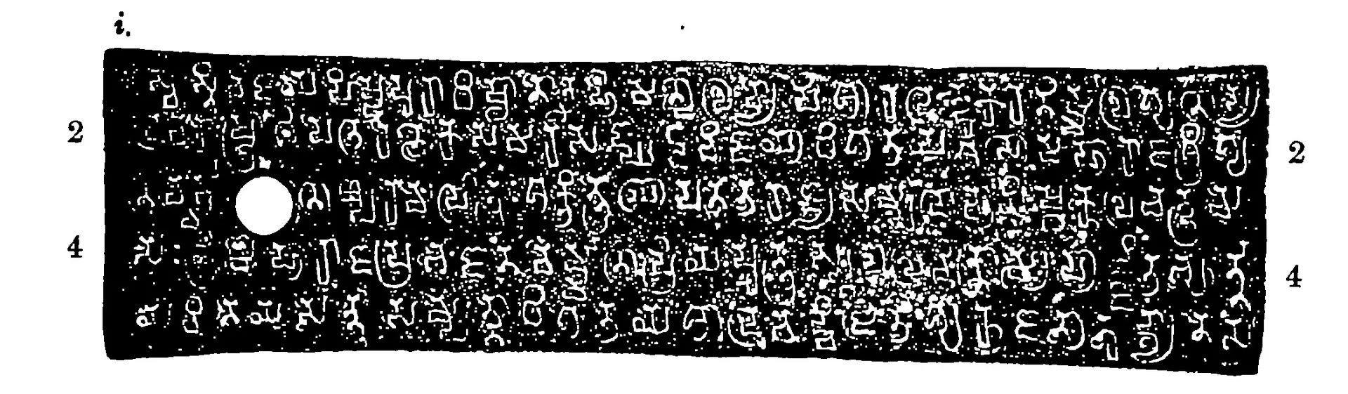 Ink impression of a narrow copper-plate face: five lines of small box-headed letters in white on black, a white ring-hole at the left, line numbers in the margins.