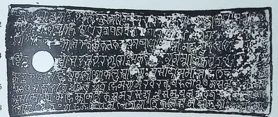 Ink impression of one wide copper-plate face: eight lines of Nagari-influenced Kalinga letters, faint in places, a white ring-hole at the left, line numbers in the right margin.