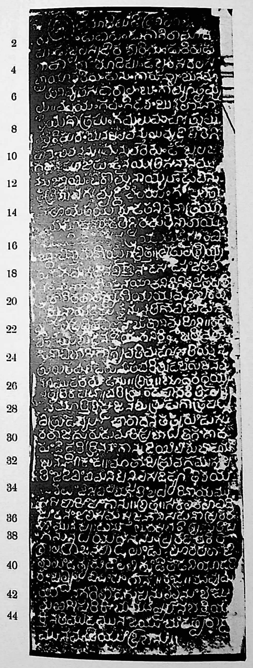 Ink impression of face I of the "Karimnagar inscription of Gaṅgādhara", white Telugu-Kannada letters on a black ground, with line numbers in the margin.