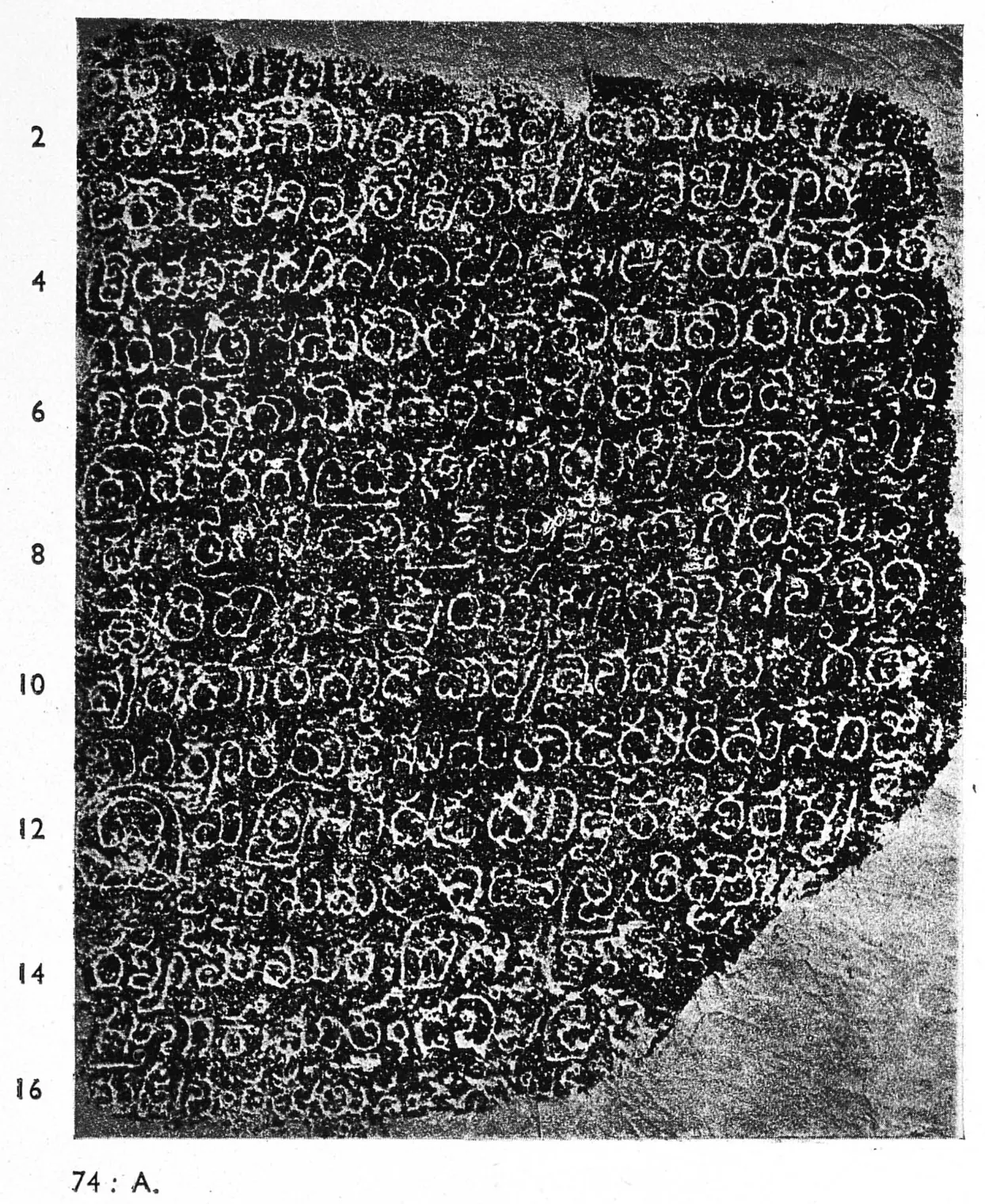 Ink impression of face I of the "Hanumakoṇḍa inscription of Gaṃgādhara", white Telugu-Kannada letters on a black ground, with line numbers in the margin.
