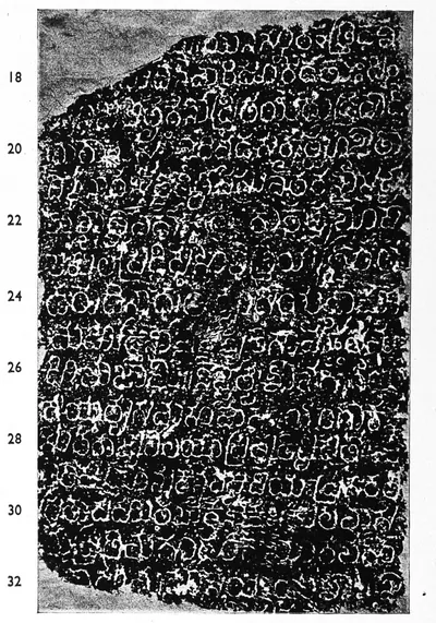 Ink impression of face II of the "Hanumakoṇḍa inscription of Gaṃgādhara", white Telugu-Kannada letters on a black ground, with line numbers in the margin.