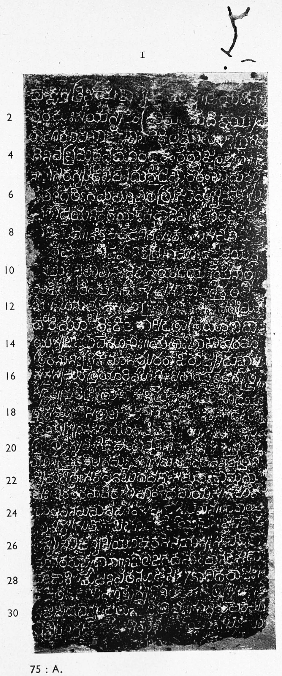 Ink impression of face I of the "Hanamakoṇḍa inscription of Gaṅgādhara", white Telugu-Kannada letters on a black ground, with line numbers in the margin.