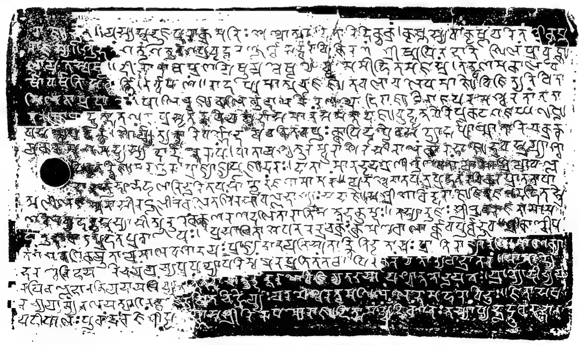 Ink impression of one side of an inscribed copper plate, Sanskrit in Nagari letters, lines 18–35, with a ring hole; parts of the plate surface print solid black.