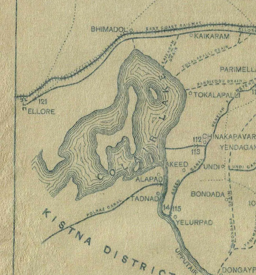 Detail of a printed map: the lobed outline of Colair Lake drawn with contour-like shore lines, the town of Ellore at its north-west with the East Coast Railway and Ellore canal running east past Bhimadol, villages such as Tokalapalli, Akeed and Alapad round the lake, and the Kistna District boundary to the south.